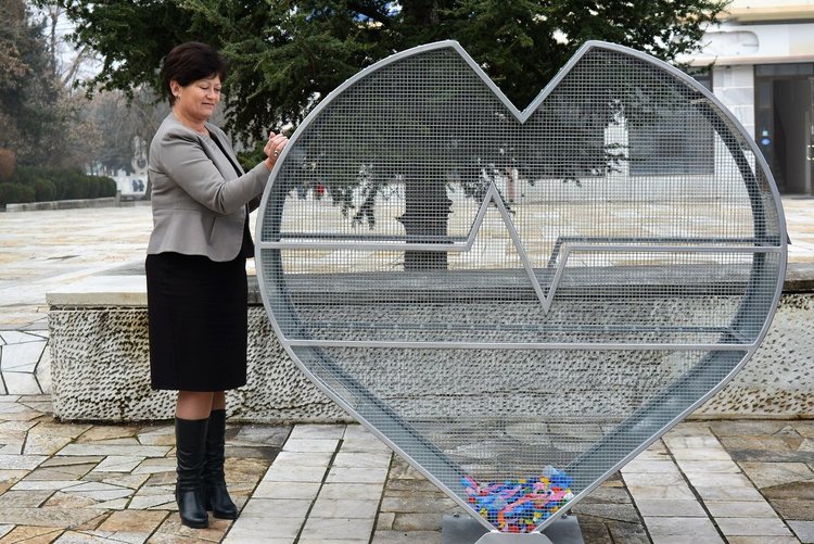 В Харманли събират пластмасови капачки в сърце за кувьози