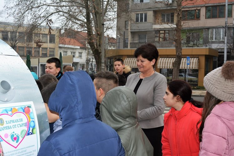 В Харманли събират пластмасови капачки в сърце за кувьози