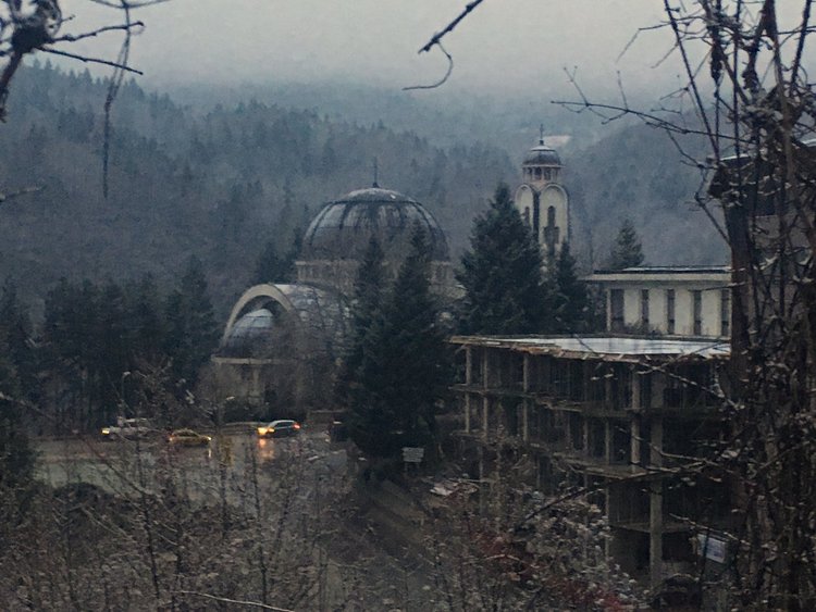 Облаци, мъгли и сняг във вторник