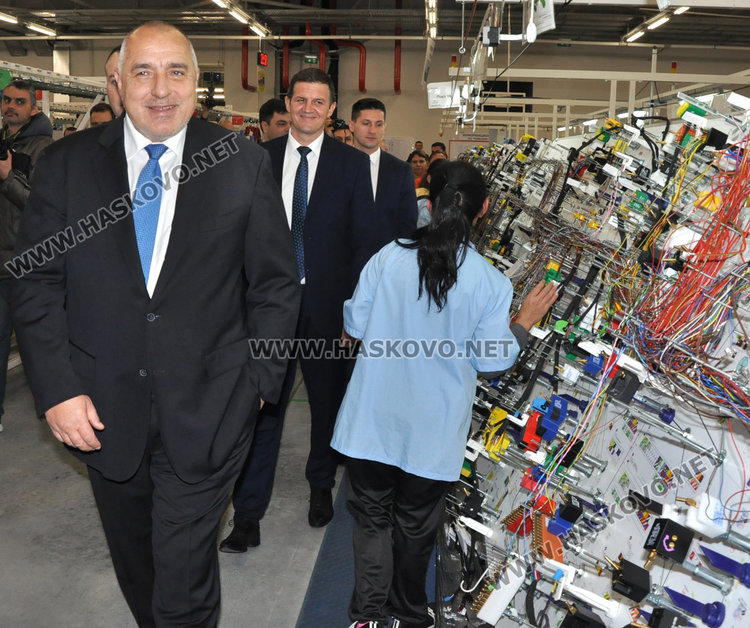 Примиера посети и завод Язаки