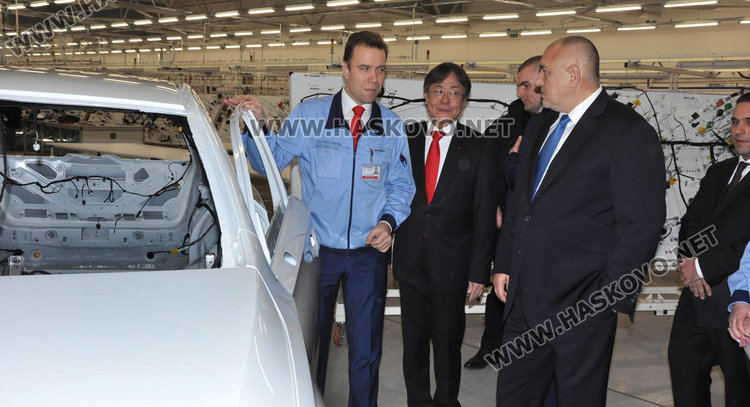 Примиера посети и завод Язаки