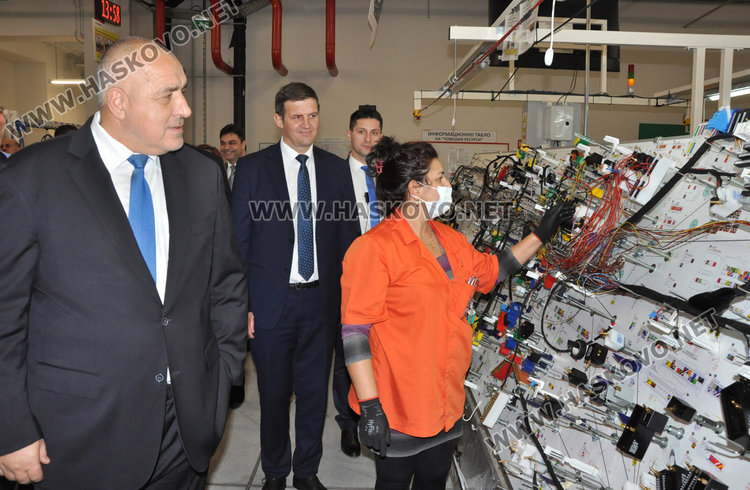 Примиера посети и завод Язаки