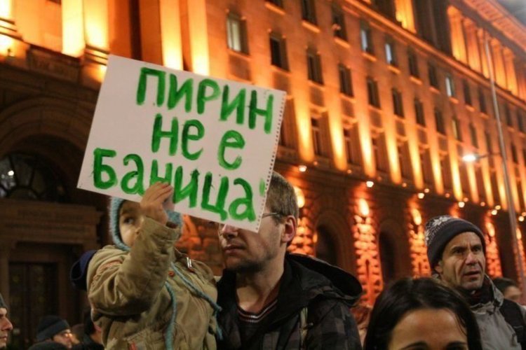 Протест иска оставката на екоминистъра след решението на ВАС за Пирин