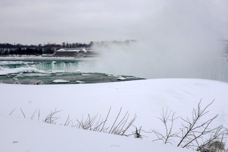 Ниагарският водопад замръзна частично