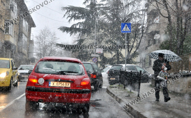 Дъжд и мокър сняг днес, ново предупреждение за опасно време