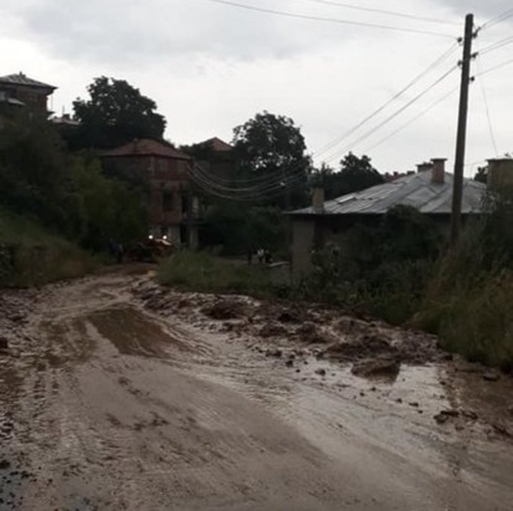 В Баните села без ток, свлачища затварят улици