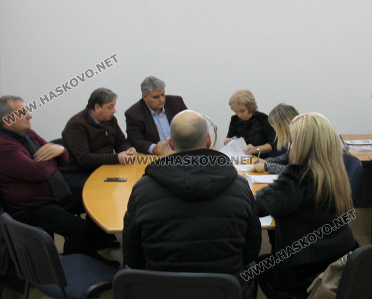 Първите явили се на търга за цветарски магазин