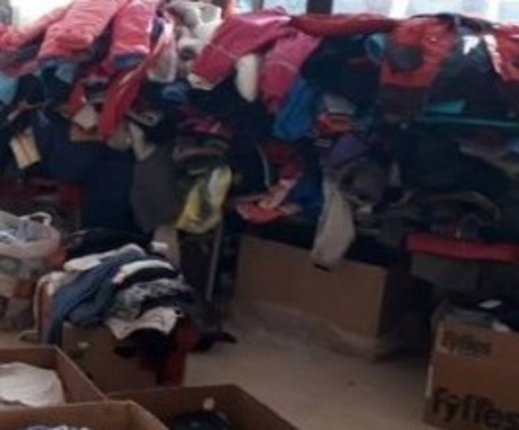 Фирма за бързи кредити събира дрехи за социално слаби