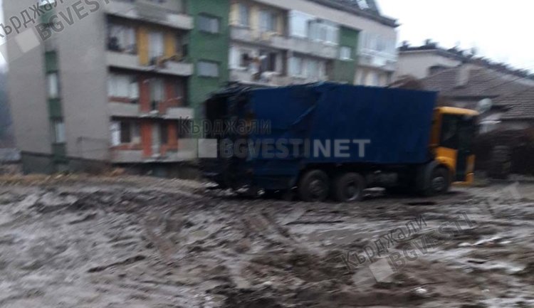 Кални реки продължават да заливат детска градина „Дъга“, майки и деца пак шляпат в мръсотия