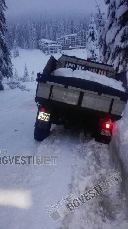 Десетки бедстващи са блокирани на пътя пред "Малина" в Пампорово и  молят за помощ!
