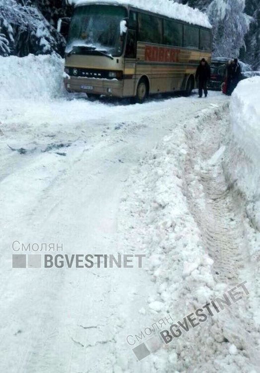 Десетки бедстващи са блокирани на пътя пред "Малина" в Пампорово и  молят за помощ!