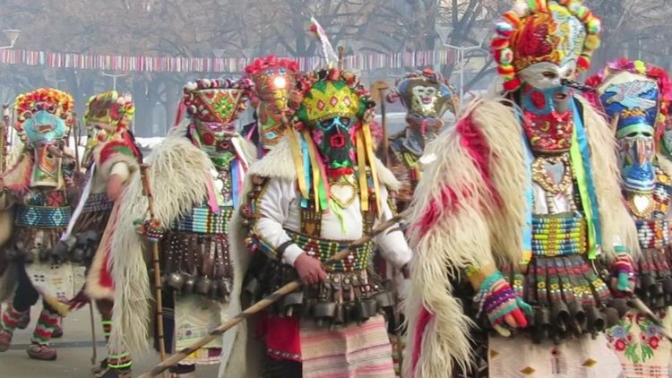 БДЖ осигурява допълнителни места във влаковете за Перник за фестивала Сурва