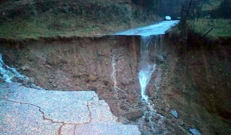 Десетки села без ток, свлачища и преспи в Смолянско