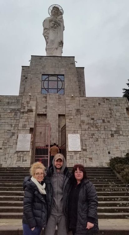 Григор с майка си Мария и Митра Тодорова/вдясно/ сн: Фейсбук