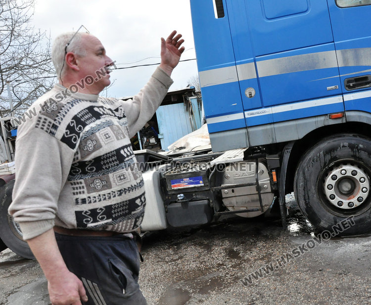 Горя кабината на ТИР от късо