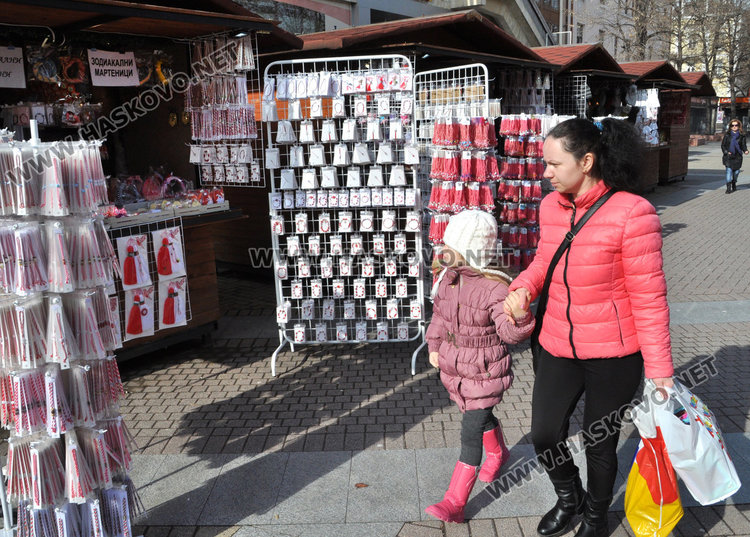 Първите мартенички от Хасково пътуват за чужбина