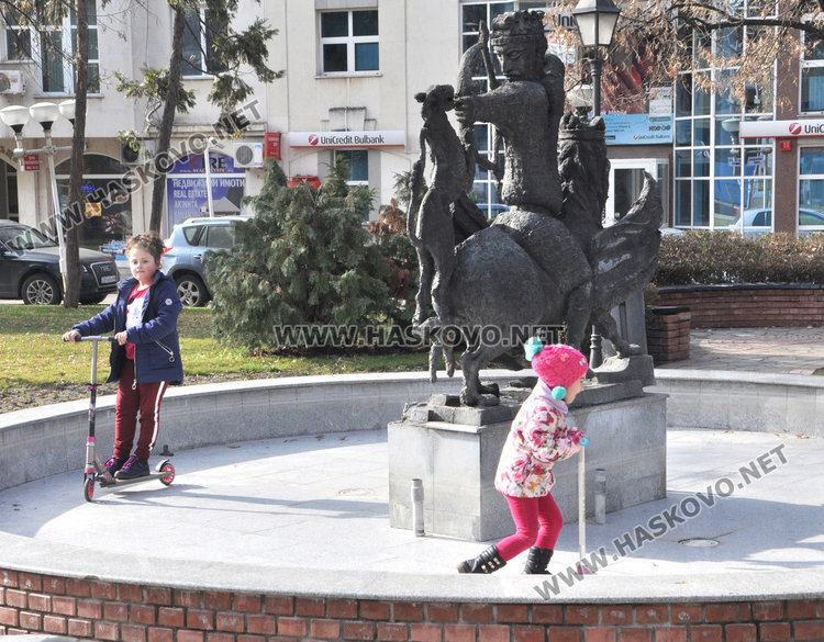 Първите мартенички от Хасково пътуват за чужбина