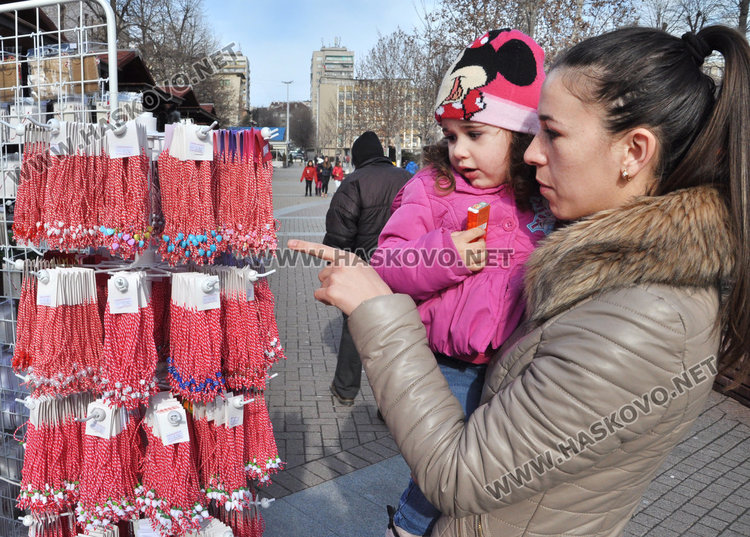 Първите мартенички от Хасково пътуват за чужбина