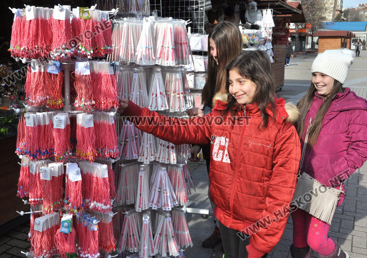 Първите мартенички от Хасково пътуват за чужбина