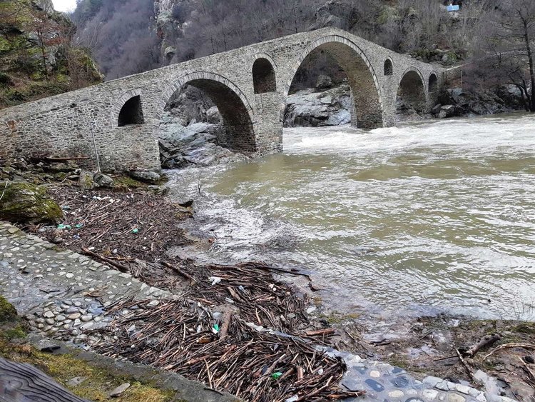 Кметът Ресми Мурад огледа състоянието на „Дяволския мост“  след обилните дъждове