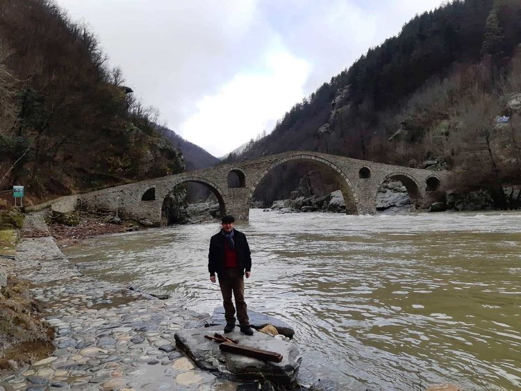 Кметът Ресми Мурад огледа състоянието на „Дяволския мост“  след обилните дъждове