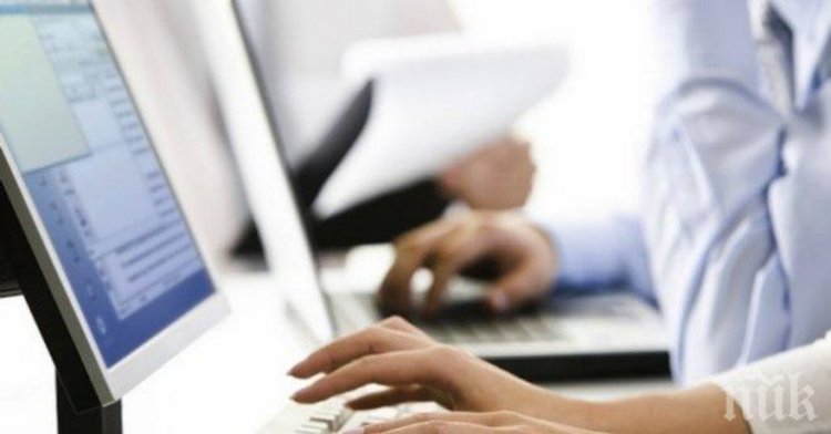 Двама младежи стартират кариерата си в администрацията