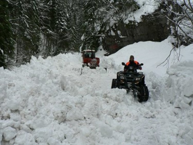 Военни доставят хляб и лекарства за хората от с.Мугла