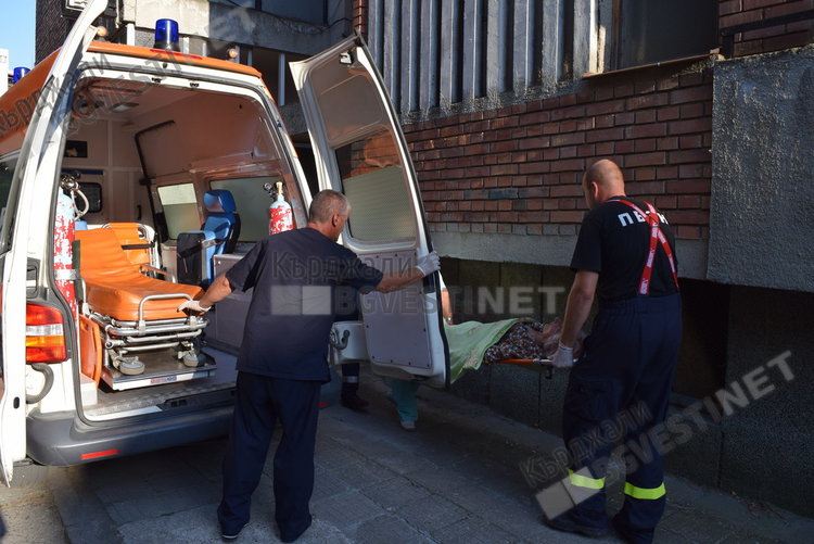 Пожарникари помогнаха на медици в изнасяне на пациент от дома му