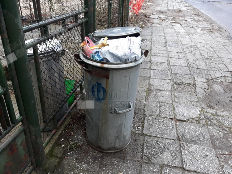 Без аналог. Кърджалийски апаши крадат металните варели за отпадъци за вторични суровини