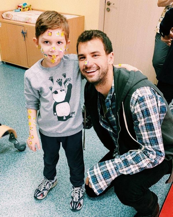  Мил жест: Григор Димитров посети деца в Перник