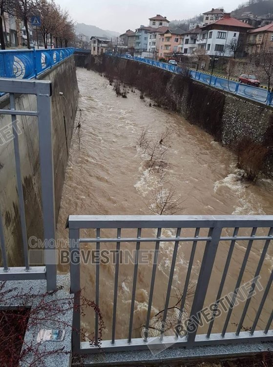 Институциите нащрек: Реките вдигат нивата си. Проходът Превала най-сетне е отворен