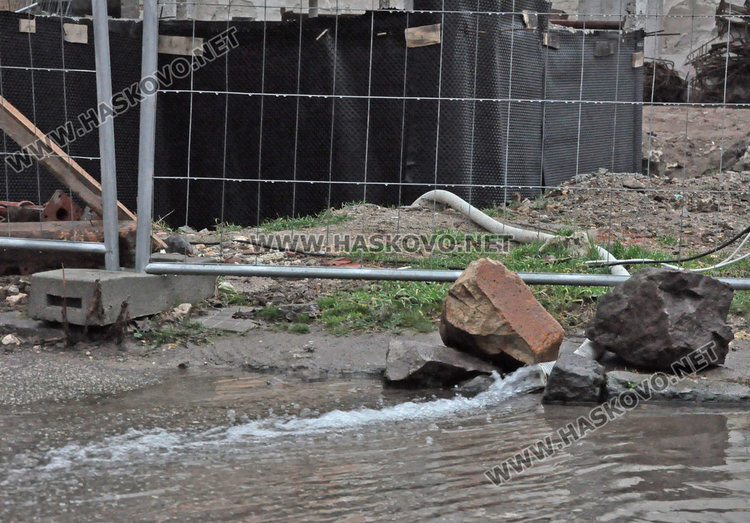 Подпочвена вода блика край спрените помпи с уран в Хасково