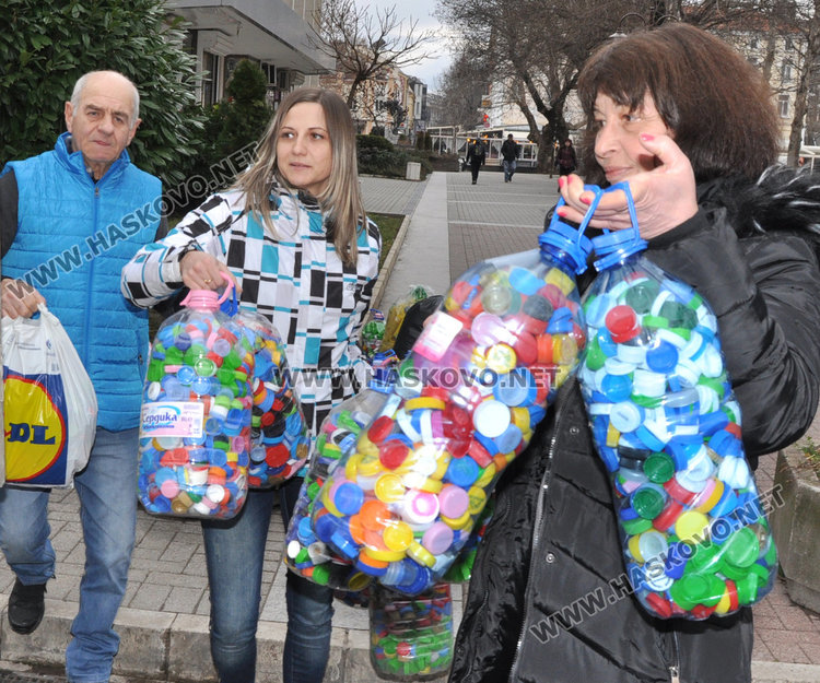 Библиотеката предаде над 1 тон капачки в помощ на болни деца от Хасково