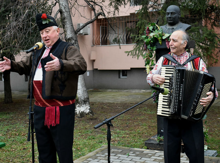 Кръстю Делимитков е с най-доброто домашно вино, Златко Кадийски - майстор на сармичките