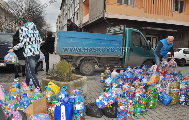 Библиотеката предаде над 1 тон капачки в помощ на болни деца от Хасково