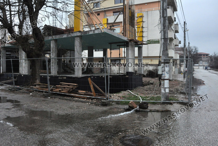 Подпочвена вода блика край спрените помпи с уран в Хасково