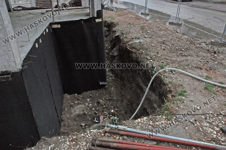 Подпочвена вода блика край спрените помпи с уран в Хасково