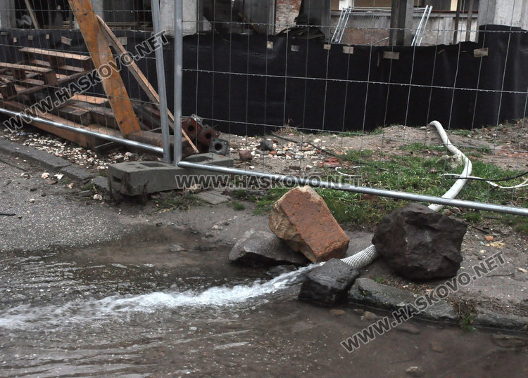 Подпочвена вода блика край спрените помпи с уран в Хасково