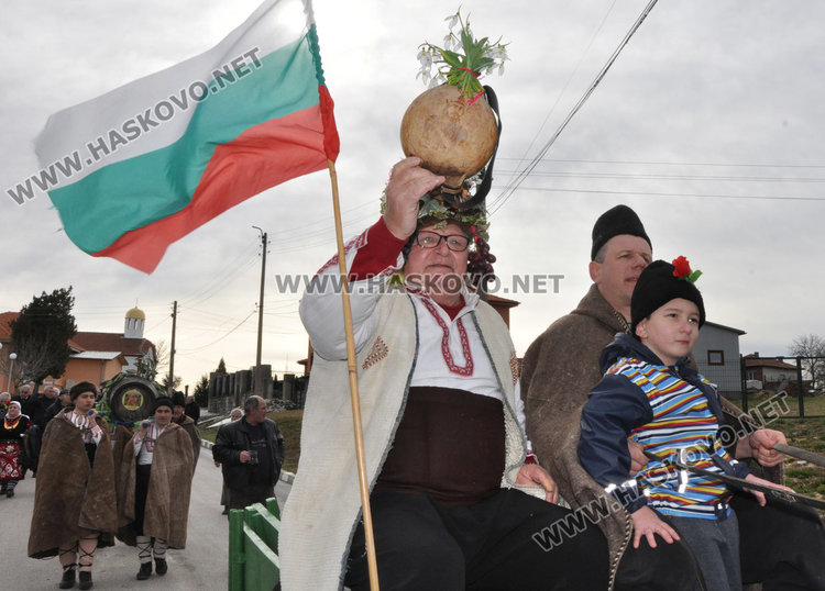 Готвят 5-годишният Теодор за цар на лозята в Голямо Асеново
