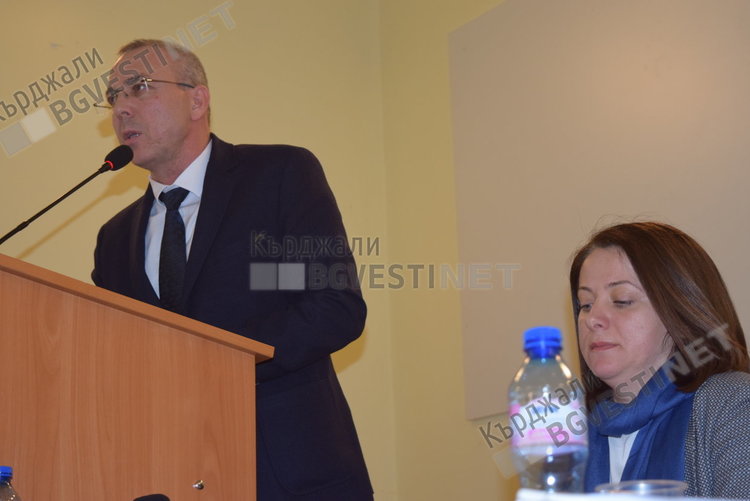 Зам.-председател на Общинския съвет се "закача" с областния управител, показа негов колаж