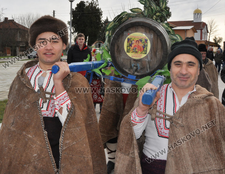 Готвят 5-годишният Теодор за цар на лозята в Голямо Асеново