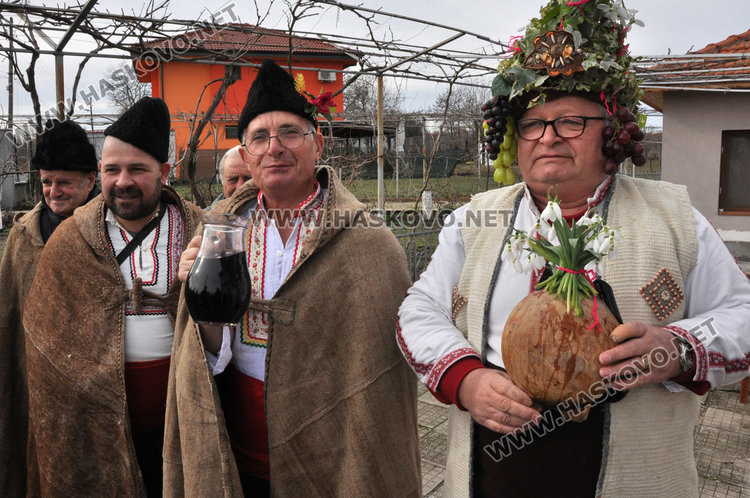 Готвят 5-годишният Теодор за цар на лозята в Голямо Асеново