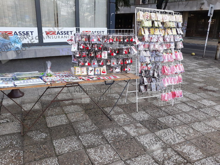 Първите мартенички излязоха на пазара в Кърджали, спази се традицията да ги изкарат на Трифоновден