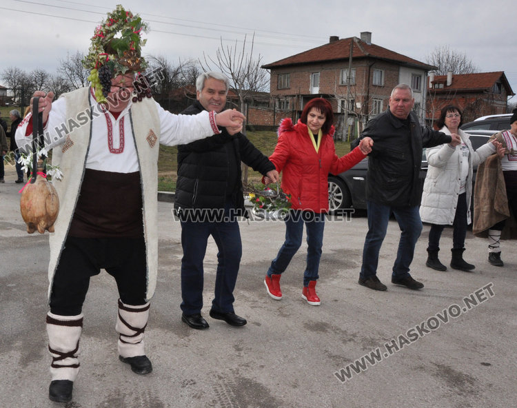 Готвят 5-годишният Теодор за цар на лозята в Голямо Асеново