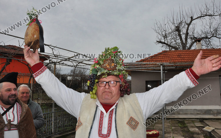 Готвят 5-годишният Теодор за цар на лозята в Голямо Асеново