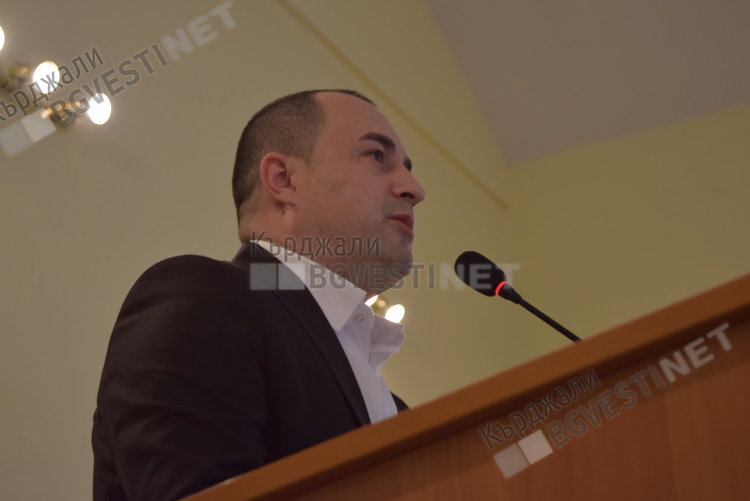 Зам.-председател на Общинския съвет се "закача" с областния управител, показа негов колаж