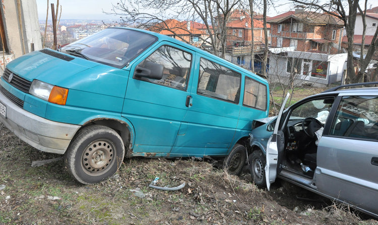 Опел се заби в паркиран бус на Кърджалийска