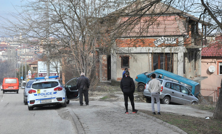Опел се заби в паркиран бус на Кърджалийска