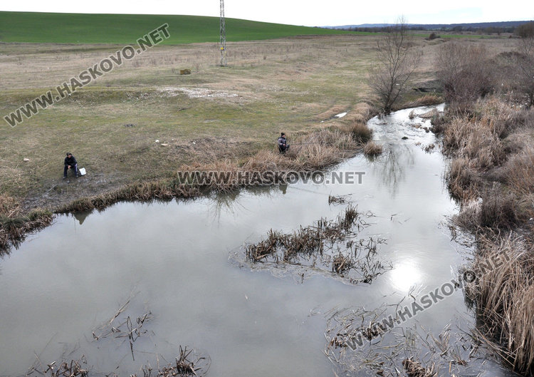 Февруарското слънце примами рибарите край реките, но дъждът прокуди рибата