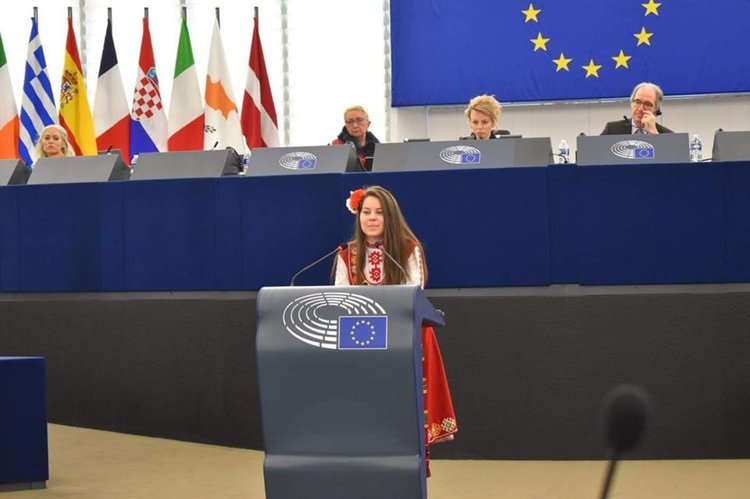 „Бела съм, бела, юначе" огласи ЕП в деня на Евроскола 